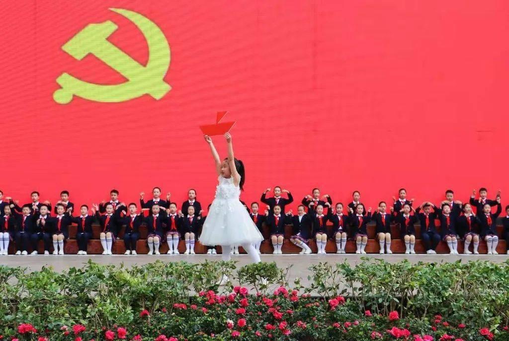 长远看，教育孩子是高压好还是鼓励好？游戏画面